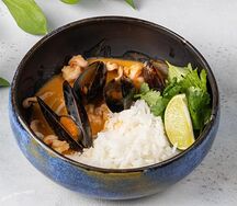 Морепродукты в соусе карри