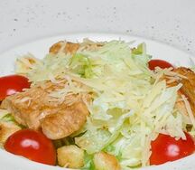 Салат Цезарь с курицей