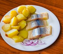 Сельдь с обжаренным картофелем и луком