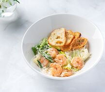 Салат Цезарь с креветками