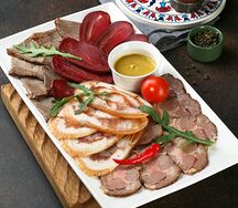 Ассорти из мясных деликатесов