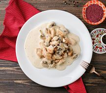 Курица под сливочным соусом из грибочков