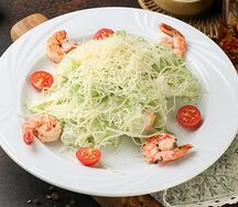 Салат Цезарь с тигровыми креветками