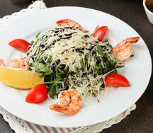 Теплый салат из рукколы с креветками