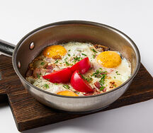 Яичница/омлет с беконом, томатами и луком