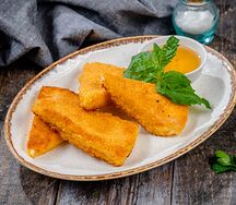 Сулугуни жареный в сухарях с ягодным соусом