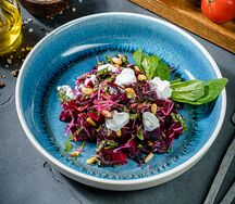 Салат с запеченной свеклой и козьим сыром