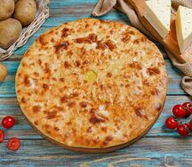 Осетинский пирог с сыром, картошкой и помидорами