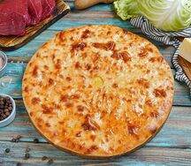 Осетинский пирог с мясом, капустой и сыром