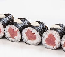 Маки ролл с тунцом и ореховым соусом