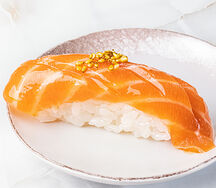 Суши с лососем и соусом из лемонграсса