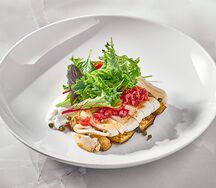 Теплый салат с кальмаром, баклажаном и печеными томатами с греческим йогуртом