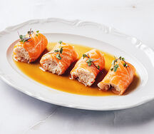 Рулетики из лосося с камчатским крабом и соусом понзу