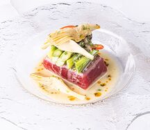 Стейк из тунца Bluefin со спаржей и артишоком