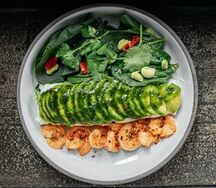 Белковый омлет с креветками и страчателлой