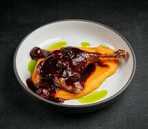 Утиная ножка, пюре из батата и сычуаньский соус