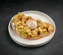 Сморреброд с креветками и гуакамоле