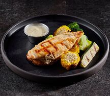 Куриная грудка и овощи гриль с имбирной заправкой