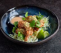 Креветки темпура с капустным салатом