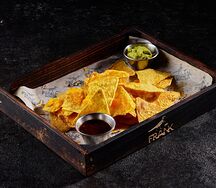 Начос с сыром гуакамоле и томатной сальсой