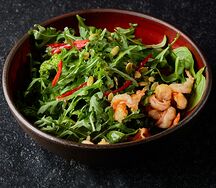 Зеленый салат с авокадо и креветками