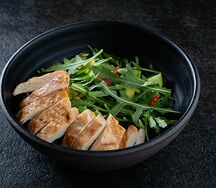 Зеленый салат с авокадо и курицей