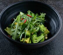 Зеленый салат с авокадо