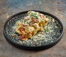 Крылья сырные с криспи беконом, крекерами и зелёным луком