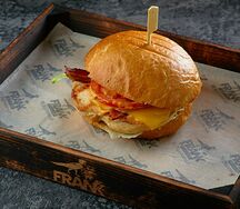 Бургер с Куриным филе, беконом и сыром чеддер