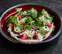 С розовыми томатами, страчателлой, кедровыми орешками и семечками