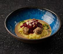 Митболы с брусничным соусом и картофельным пюре