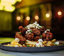 Крылья сладкая кола с попкорном, криспи беконом и картофелем фри