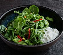 Зеленый салат с авокадо и страчателлой