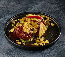 Крылья острые с начос, гуакамоле и халапеньо