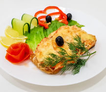 Форель запеченная с помидорами и сыром