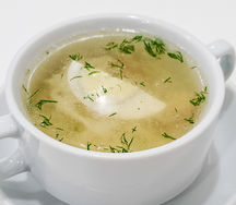 Бульон куриный с домашней лапшой и яйцом