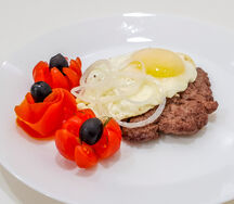 Бифштекс из говядины с яйцом