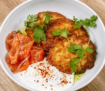 Драники с лососем и копченой сметаной