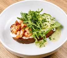 Бриошь с креветками и соусом Голландез