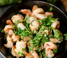 Тигровые креветки с чесноком и петрушкой