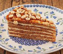 Медовик с соленой карамелью и фундуком