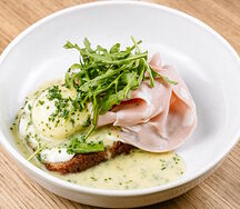 Бриошь с Мортаделлой и соусом Голландез