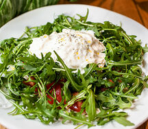 Салат со Страчателлой, руколой и помидорами