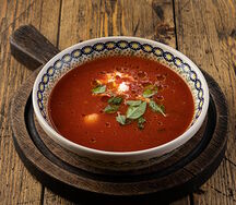 Томатный суп с морепродуктами и базиликом