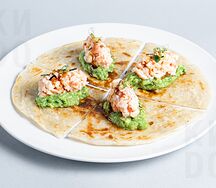 Спайси-креветки с гуакамоле и лепёшками роти