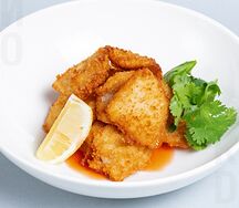 Хрустящие кальмары с чили-лаймовым соусом