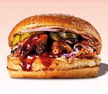 Бургер с реберным мясом, салатом Коул слоу и вишневым соусом