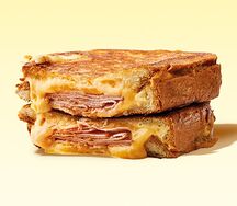 Гриль-чиз с тамбовским окороком и сыром чеддер