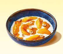 Рисовая каша с карамелизированными персиками и дробленым фундуком