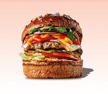 Грузинский бургер с котлетой из ягненка, сулугуни, пряным соусом и зеленью